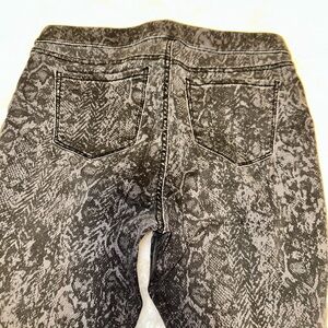 Style & co snakeskin print jegging size M